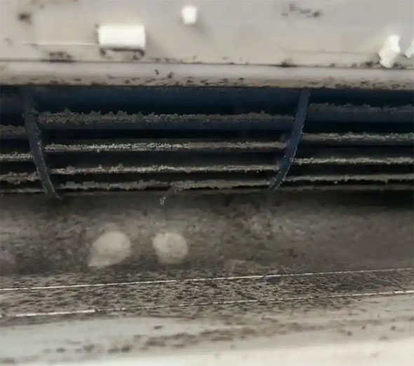 郊区空调吹的风有股烧焦味是怎么回事